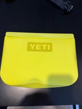 Yeti SIDEKICK DRY 6L gear case Firefly Yellow